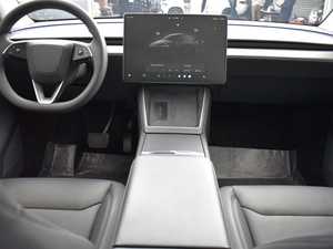 SUV USADO 2024 SERIE LONG RANGE LAUNCH, Tracción en las Cuatro Ruedas, Gasolina, R17, Cámara de 360°, Asientos de Cuero - Product Image 2