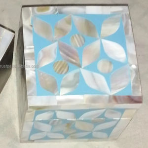 Mini boîte décorative artisanale de style indien avec incrustations traditionnelles en nacre, réalisée par des artisans indiens - Product Image 1