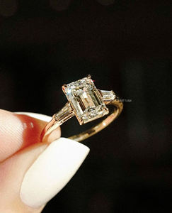 Bague à trois pierres artisanale avec moissanite émeraude allongée de 2.82 ct et pierres latérales taillées baguette anniversaire ou bague de mariage - Product Image 4