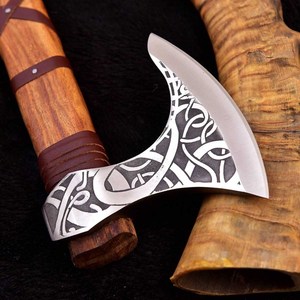 Hacha de Constructor de Acero con Alto Contenido de Carbono Forjada a Mano, Mango de Madera Personalizado OEM, Cabeza Barbuda para Acampar, Funda de Cuero - Product Image 4