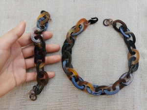 Collar de Lujo Hecho a Mano con Cuerno de Búfalo, Joyería Natural y Sostenible para Mujer, Alta Calidad - Product Image 1