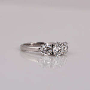 Bague de fiançailles personnalisée à trois pierres, diamant rond de laboratoire, argent sterling plaqué or, cadeau luxueux pour un anniversaire - Product Image 6