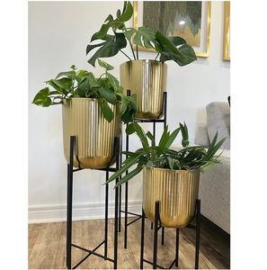 Jardinières en métal faites à la main de la meilleure qualité pour la maison et le jardin Articles décoratifs disponibles à un prix abordable pour l'exportation - Product Image 1