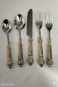 Ensemble de couverts vintage, durable et écologique, composé de 5 pièces, avec des têtes en acier inoxydable et des poignées en laiton moulé, motif en relief - Product Image 5