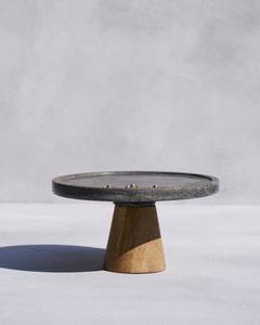 ฐานวางเค้กทรงกลมหินสีเทาโมเดิร์นพร้อมฐานไม้ตกแต่งลายผึ้งสีทอง ฐานวางขนมหวานแบบโมเดิร์นสำหรับตกแต่งบ้านและโรงแรม - Product Image 4