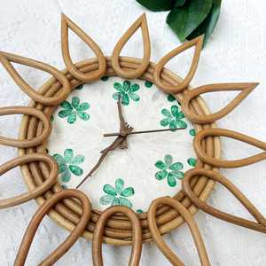 Horloge murale unique faite à la main, cadran incrusté de perles, cadre en rotin fabriqué au Vietnam - Product Image 2