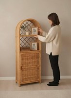 Étagère en rotin faite à la main avec porte cintrée, meuble en osier style bohème rustique, étagère de rangement VgreenArt Modèle 145 pour salon et chambre, Vietnam