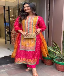 Lo último en Chinon Reception Top Salwar Kameez Wear con trabajos de piedra real y adornos de perlas. - Product Image 1