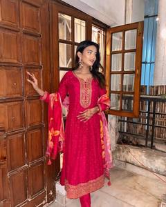 Lancement de la nouvelle collection de vêtements en soie romaine moderne, Kurti Pent avec dupatta, adapté aux occasions de fête et festives - Product Image 5