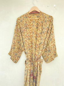 Kimono vintage unisexe en crêpe de soie recyclé Robe de chambre pour l'été, l'automne et le printemps pour être la robe élégante de maman - Product Image 5