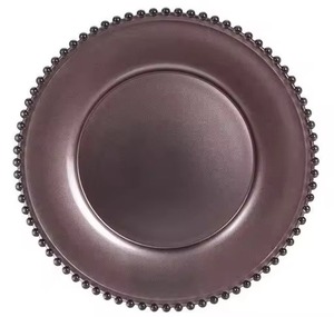 Ensemble d'assiettes de chargeur gaufrées marron design avec finition antique pour une table à manger élégante et une table de fête - Product Image 3
