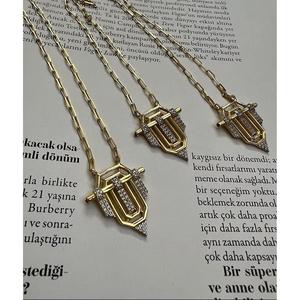 Grande collana con freccia di pietra
