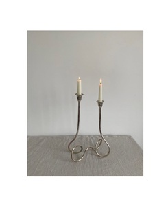 Bougeoir en métal en fonte à l'architecture gothique et au style médiéval idéal pour les châteaux ou la décoration de restaurant à thème - Product Image 3