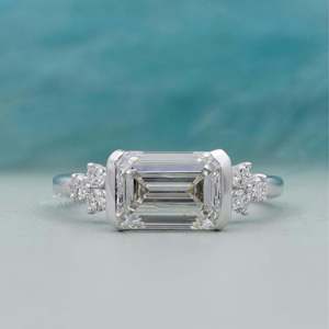Bague de fiançailles en or blanc East West avec diamant taille émeraude serti clos, style élégant - Product Image 1