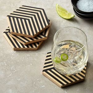 Sous-verres en bois épais et élégants conçus pour les décors modernes avec des motifs uniques et des accents de sculpture sur bois - Product Image 4