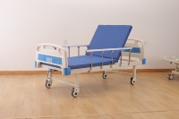 Cama de Hospital Manual de Dos Manivelas con Respaldo Ajustable y Barandillas Laterales de Acero Resistentes para Uso Diario en Salas de Hospitalización