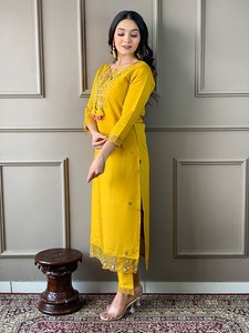 Ensemble de créateur Kurta jaune avec glands et fleurs Dupatta | Vêtements ethniques indiens pour les festivals et les réceptions - Product Image 4