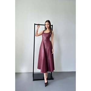 Vestido de cuero con tirantes color borgoña - Borgoña - Product Image 1