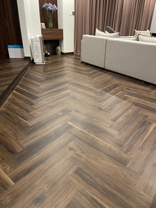 พื้นไวนิลลายก้างปลาแบบคลิ๊กล็อค SPC พื้น LVT กระเบื้องไวนิลหรูหรา ผลิตจากโรงงานในเวียดนาม - Product Image 1