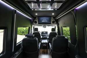 Caravana Sprinter de Pasajeros en Venta |   Minibús Diésel de Techo Alto con Configuración para Sentarse y Dormir, Ideal para Viajes - Product Image 5