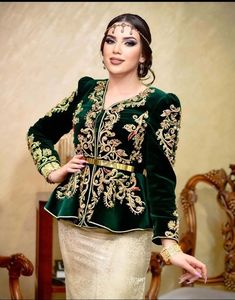 ÉLÉGANTE & BELLE BRODERIE SUR VESTE VERT BOUTEILLE & ROBE KARAKOU AVEC PERLES DE VERRE EN CRISTAL ORNÉ, PIERRE, TRAVAIL DABKA = 2024 - Product Image 1