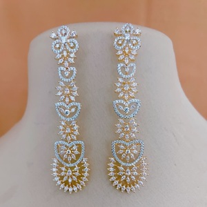 Charmantes boucles d'oreilles longues en zircon doré élégant avec de belles pierres AD Shine pour femmes et filles pour une tenue de fête de mariage - Product Image 1