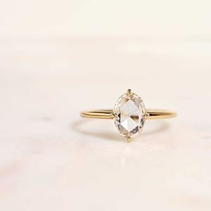 แหวนหมั้นเพชรทรงรูปไข่ 2 กะรัต เพชรเพาะเลี้ยงทรงรูปไข่ แหวนแต่งงานเพชรเดี่ยว ทองคำสีเหลือง เครื่องประดับเจ้าสาว VS1 พร้อมใบรับรอง - Product Image 4