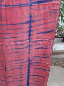 Luxueux foulard en soie tie-dye fait à la main, Dupatta avec bord décoratif pom pom pour l'été cou et plage enveloppement du corps pour les vêtements pour femmes - Product Image 4