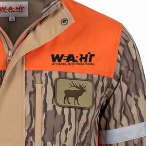 Chaqueta Cortavientos de Camuflaje Personalizada para Caza y Safari, Camuflaje Tipo Corteza de Árbol, Cuello Alto, Poliéster con Textura de Piel de Durazno, Parche Bordado - Product Image 4