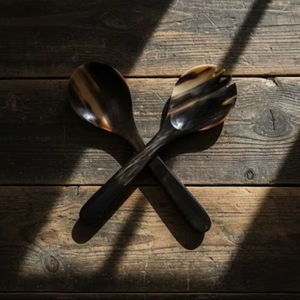 Paire d'ustensiles de service jetables en corne naturelle unique avec des poignées en bois rustique pour une utilisation moderne et festive dans les maisons classiques et modernes - Product Image 1