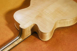 Guitare électrique <span class=keywords><strong>jazz</strong></span> artisanale Yunzhi YZ-19NYL 17 pouces, 6 cordes, corps creux sculpté, style <span class=keywords><strong>violon</strong></span>, table en épicéa, manche en érable, ébène - Product Image 4