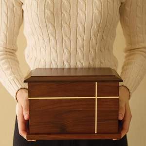 Urne funéraire en noyer artisanale pour cendres de crémation, urne en bois massif pour adultes jusqu'à 200 livres, approuvée par la TSA, urne commémorative décorative - Product Image 1