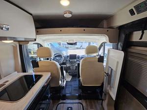 Autocaravana de Lujo W-i-n-n-e-b-a-g-o Travato 59K 2025 para Uso Doméstico con Aplicación para Automóvil, 4-6 Pasajeros - Product Image 5