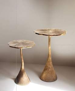 Mesa de latón de estilo contemporáneo, diseñada para hogares sofisticados que valorizan la artesanía, la durabilidad, la elegancia y la belleza. - Product Image 2