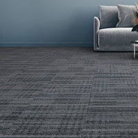 Dalles de moquette en nylon ignifuge 50x50cm à motif linéaire numérique pour sièges d'entreprise et revêtements de sol modulaires modernes