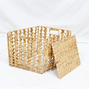 Panier de rangement carré en jacinthe d'eau rustique et écologique Artex Dong Thap avec poignées - Product Image 2