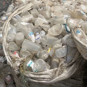 Contenedores de polietileno blancos lavados, incluyendo chatarra de botellas de leche, empaquetados para envío a granel a mercados de importación de reciclaje de plástico - Product Image 2