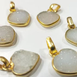 Dijes de latón con forma de corazón de drusa blanca natural de 12 mm, conector de bisel elegante con gema, chapado en plata/oro/negro, se venden por unidad - Product Image 1
