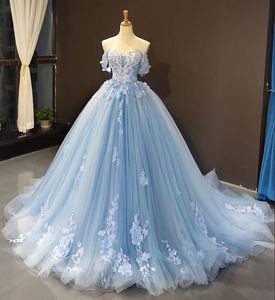 Robe de mariée élégante et intemporelle en satin 100 % polyester, longueur ras du sol, ornée de perles, taille naturelle, imprimé floral complexe - Product Image 1
