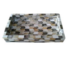 Bandeja para servir con incrustaciones de hueso hechas a mano de diseño único Bandeja rectangular artesanal de nácar con asas - Product Image 1
