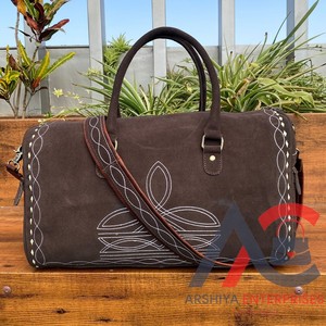 Usine en gros Design à la mode en cuir repoussé à la main grande capacité sac de voyage personnalisé en cuir de vache véritable unisexe sacs de sport - Product Image 1