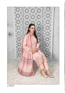 Costumes Shalwar Kameez de style modeste de haute qualité pour femmes vêtements d'hiver avec broderie fine Silhouette droite très basique - Product Image 4