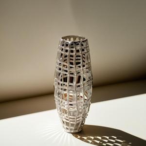 Florero de metal de aluminio minimalista moderno con acabado brillante - Product Image 3