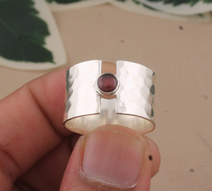 Anillo granate rojo de Plata de Ley 925 al por mayor, banda ancha única con diseño martillado para pedidos al por mayor, anillo de mujer para hombre - Product Image 2