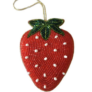 Magnifique porte-clés et accessoires de sac en perles de rocaille brodées, motif fraise, vert et rouge, d'Inde - Product Image 1