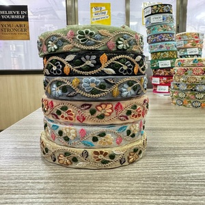 Lacets floraux brodés sur mesure en taille 1.25 pouces à 2 pouces et plus, idéaux pour être utilisés comme bordures dans le travail des paillettes d'or - Product Image 2