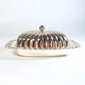 Elegante Mantequillera de Acero Inoxidable Diseñada para Servir con Estilo Durante el Desayuno, Almuerzo, Cena y Ocasiones Especiales - Product Image 5