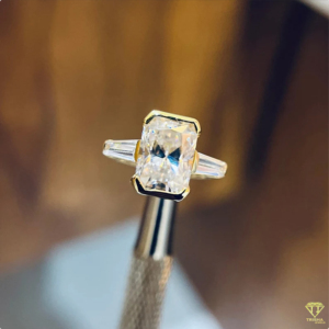 Bague de fiançailles en laboratoire à coupe rayonnante d'inspiration vintage, côtés baguette effilés, certifiée IGI pour les bijoux de mariée de fête et de mariage - Product Image 4