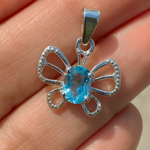Rhaya Jewels Modelo 218, Colgante de Mariposa de Topacio Azul 100% Natural, Diseño Minimalista Unisex, Chapado en Rodio, Colgantes Finos - Product Image 3