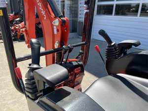 Miniexcavadora Kubota U10-5 2026: Potencia Compacta para Tareas de Excavación Precisas - Product Image 4